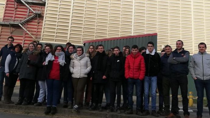 Géraldine Bonte, responsable RH chez Carré (à g.), aux côtés des élèves et étudiants accueillis sur le site de Rouvignies : « Nous avons mis l’accent sur les métiers de responsable de dépôt, technico-commercial et technicien d’expérimentation. » © Groupe Carré